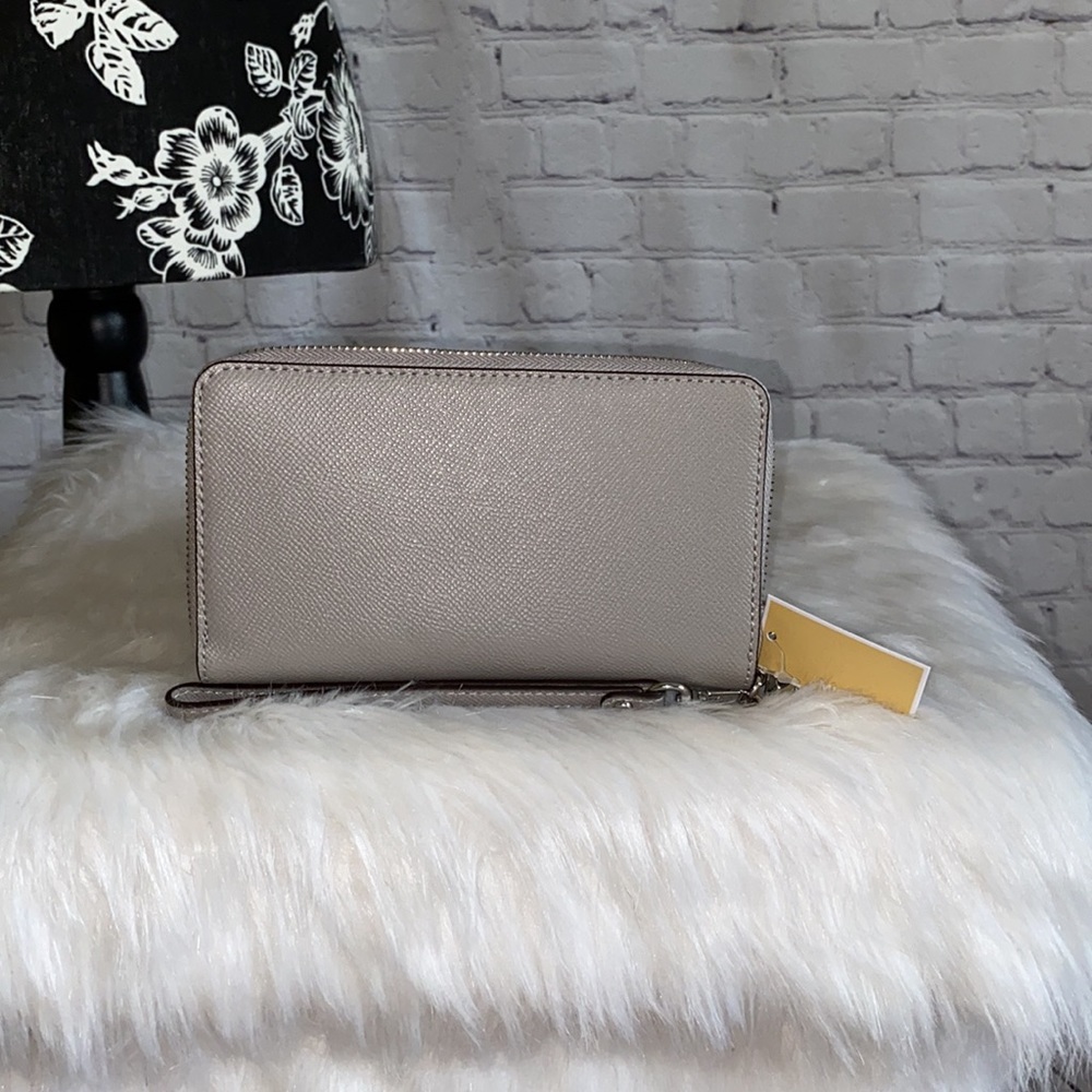 Michael Kors CROSSBODIES/WRISTLET 2pc Set - Picture 9 of 9